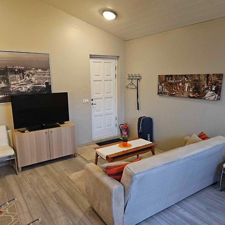 Private Studio Apartment Near The Airport Njarthvik Esterno foto